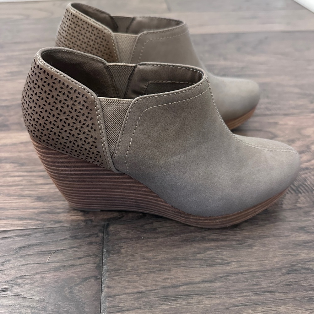 Dr. Scholl’s Women's Taupe Wedge Ankle Boots